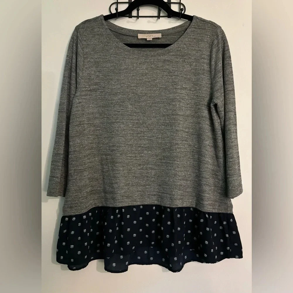 Loft Womens 3/4 Sleeve ‎ Gray Knit Top Woven Seashells Navy Ruffle Accent Medium